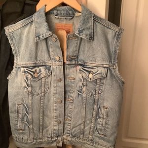 BNWT LEVI’s EX-Boyfriend Denim Trucker Vest